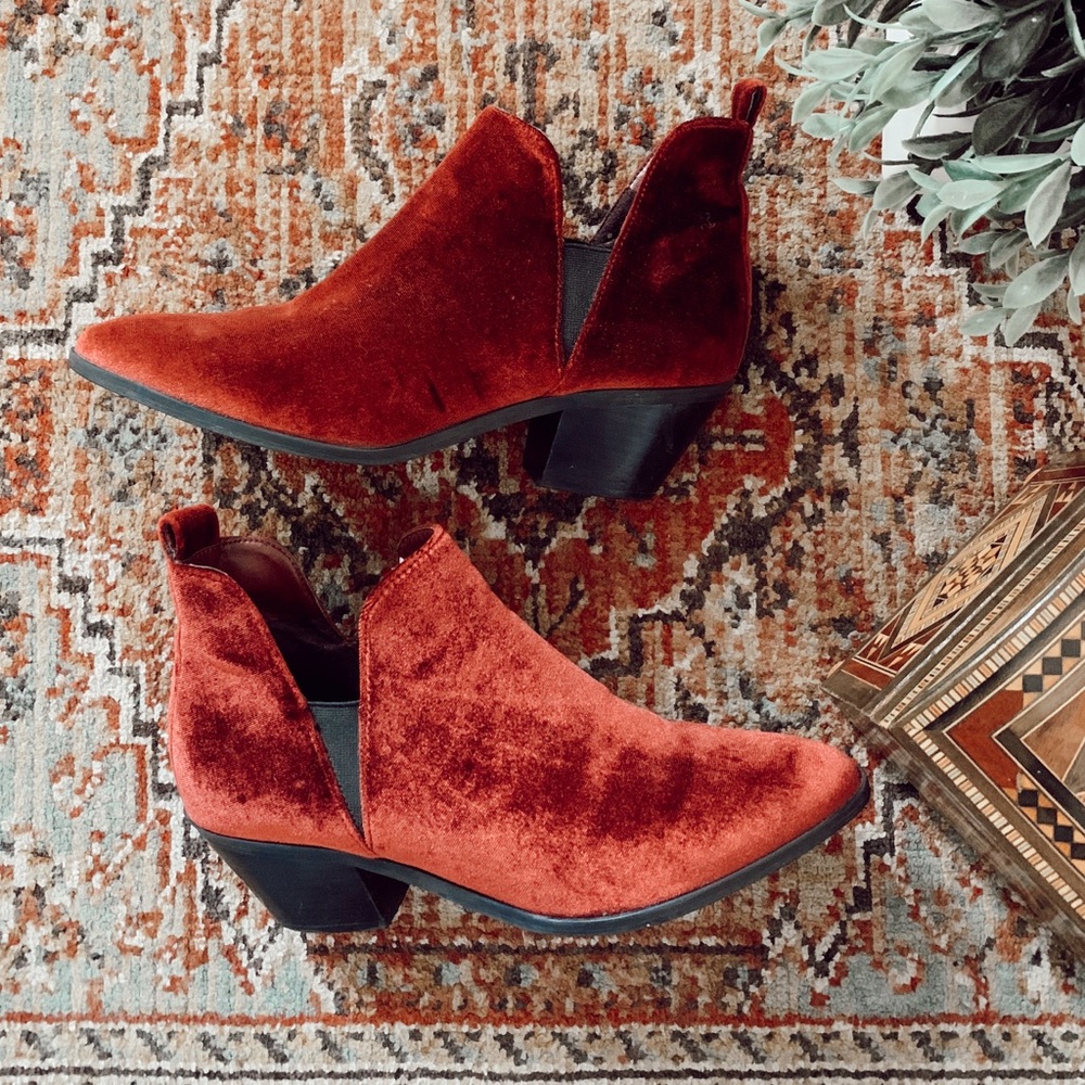 Beautiful Crown Vintage Burgundy Velvet Booties